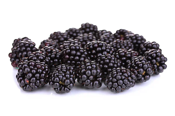 Zoete blackberry geïsoleerd op wit — Stockfoto