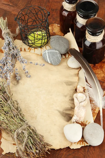 Composition avec vieux papiers, herbes, pierres et bouteilles avec symboles sur fond en bois — Photo