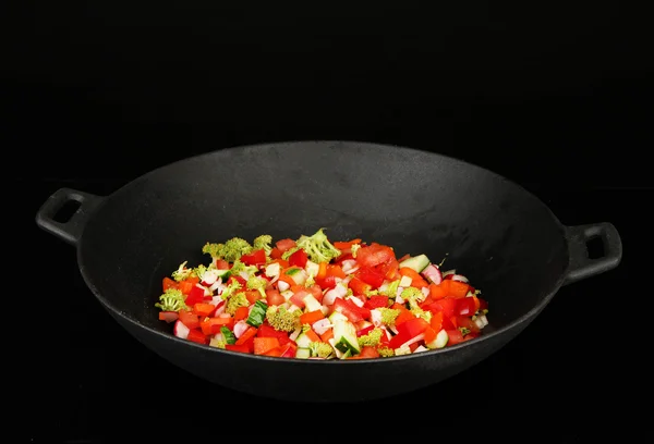 Ragu vegetal em wok, isolado em preto — Fotografia de Stock