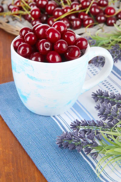 Cerise douce en tasse sur table close-up — Photo