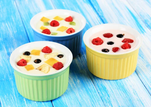 Finom joghurt gyümölccsel a táblázat közelről — Stock Fotó