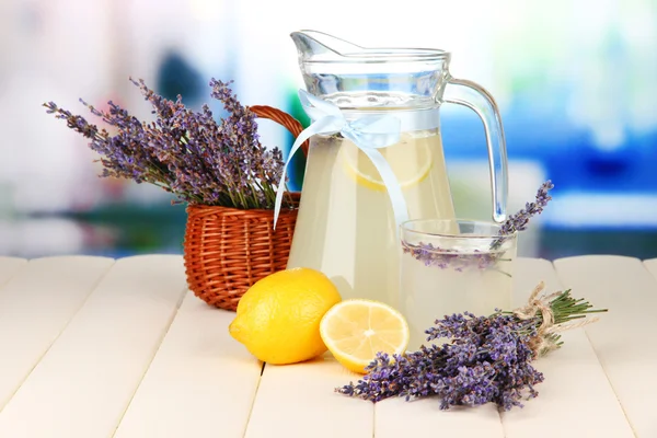 Lavendellimonade, auf hellem Hintergrund — Stockfoto