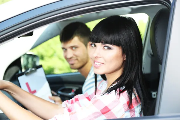 Bela jovem mulher tomando condução lição — Fotografia de Stock