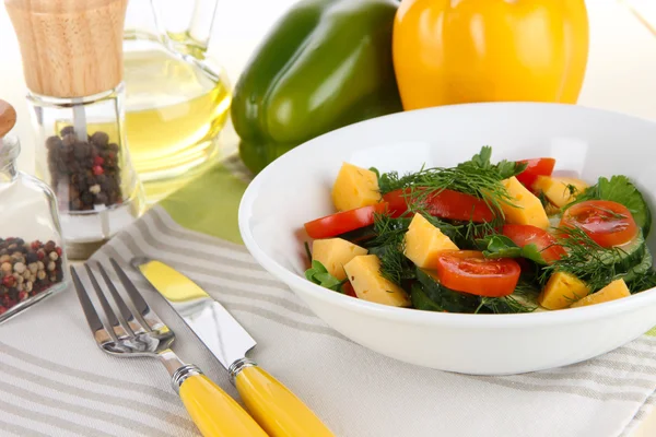 Leichter Salat im Teller auf Holztisch — Stockfoto