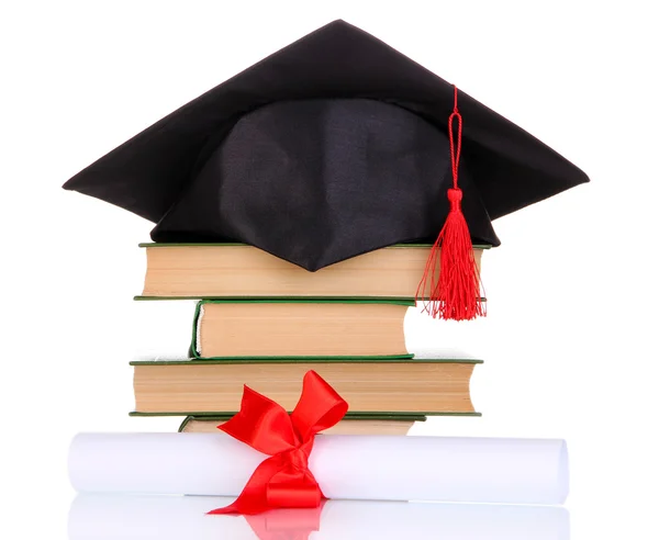 Chapéu de Grad com diploma e livros isolados em branco — Fotografia de Stock