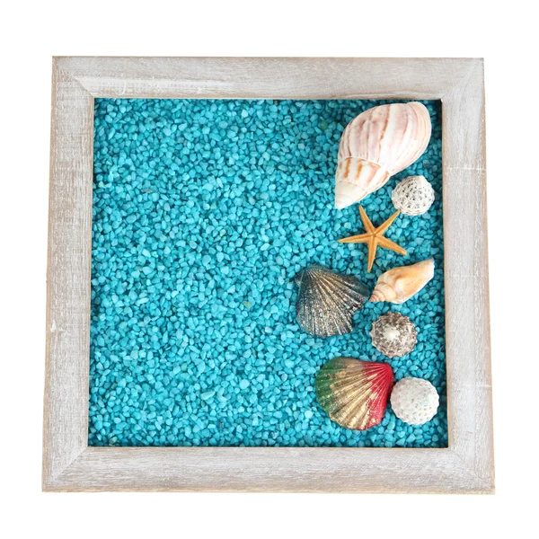 Areia colorida decorativa com conchas isoladas em branco — Fotografia de Stock