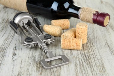 şarap mantarlar ve şarap ahşap masa yakın çekim üzerinde düşünüp