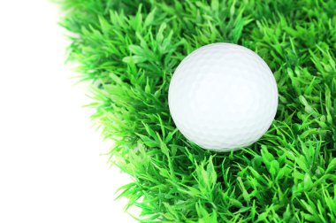 Golf topu üzerinde beyaz izole çimenlerin üzerinde