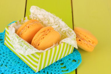 ahşap masa yakın çekim üzerinde macaroons