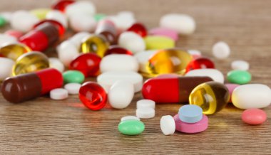 hap, Tablet ve kapsül üzerinde ahşap masa çeşitleri