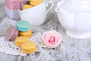 kase üzerinde ahşap masa yakın çekim macaroons