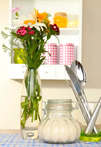 Composição da cozinha na mesa no fundo da prateleira — Fotografia de Stock