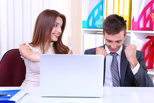 Geschäftskollegen arbeiten im Büro zusammen — Stockfoto