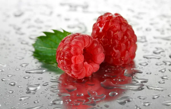 Reife süße Himbeeren mit Tropfen, Nahaufnahme — Stockfoto