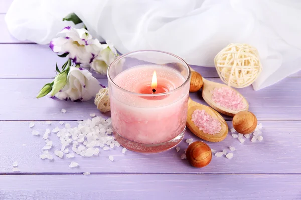 美丽粉红色蜡烛带紫色木制背景上的花朵 — 图库照片