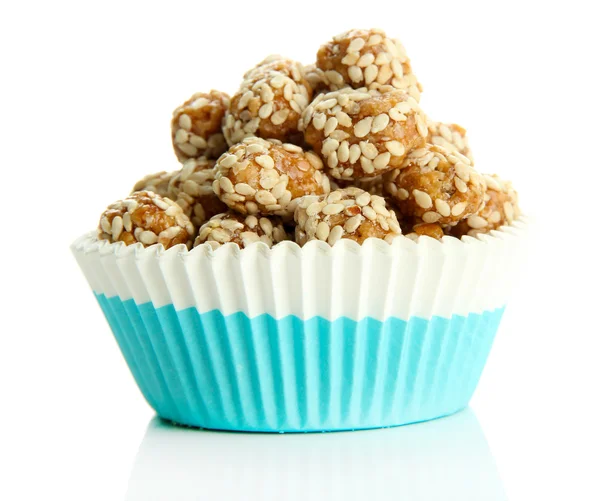 Cacahuetes sabrosos con sésamo y caramelo, aislados en blanco — Foto de Stock