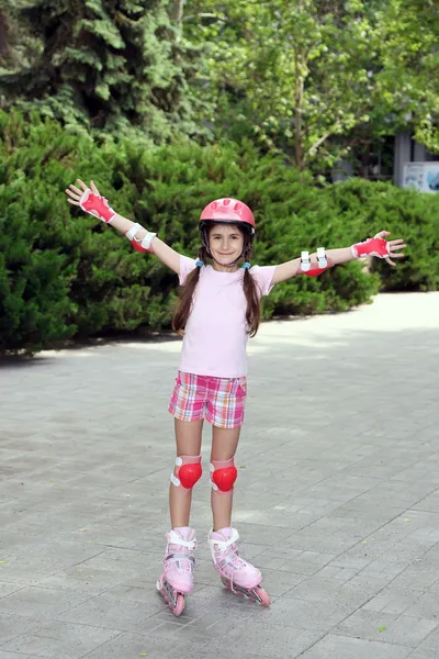 Petite fille en patins à roulettes au parc — Photo