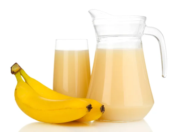Copo cheio e jarro de suco de banana e bananas isoladas em branco — Fotografia de Stock