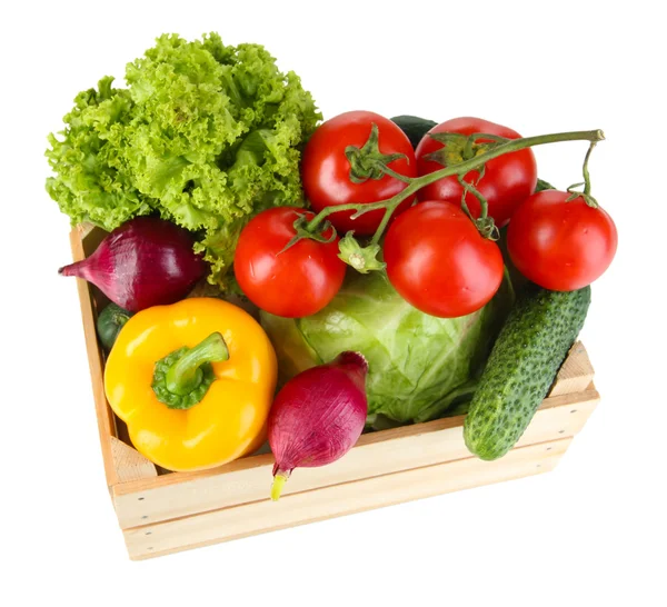 Verduras frescas en caja de madera sobre fondo blanco — Foto de Stock