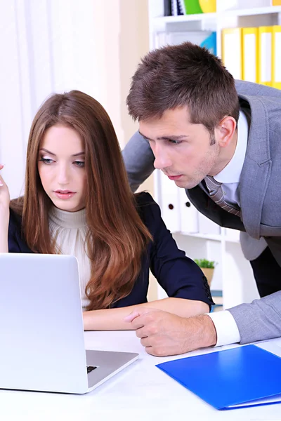 Affärskollegor arbetar tillsammans i office — Stockfoto