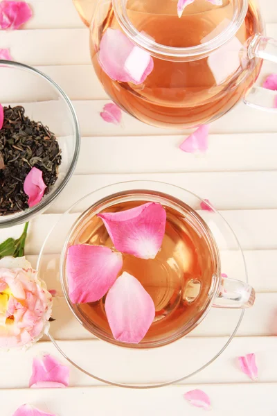 Bollitore e tazza di tè da tè rosa su sfondo di legno — Foto Stock