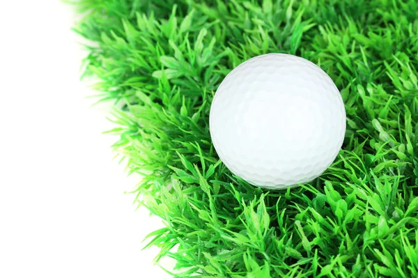 Golf topu üzerinde beyaz izole çimenlerin üzerinde — Stok fotoğraf