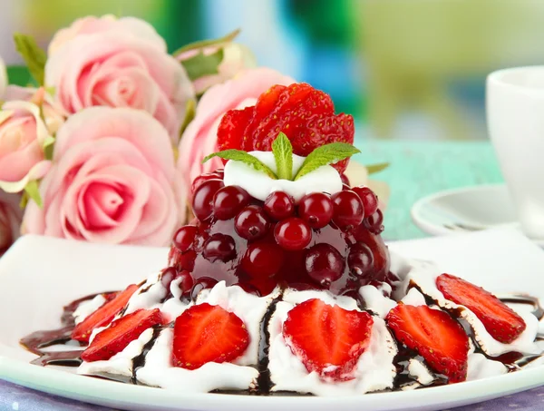 Вкусный желейный десерт со свежими ягодами, на ярком фоне — стоковое фото
