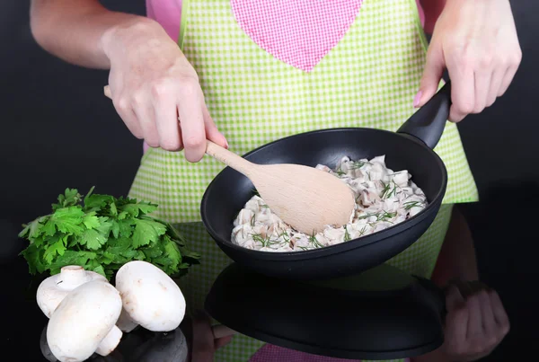 Ręce, gotowanie grzyb sos na patelni na szarym tle — Zdjęcie stockowe