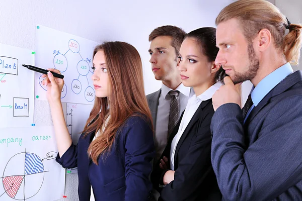 Equipo empresarial joven que trabaja en la oficina — Foto de Stock