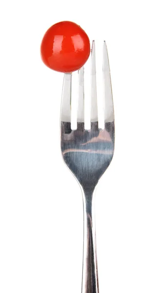 Tomate cerise collant sur la fourchette, isolée sur blanc — Photo