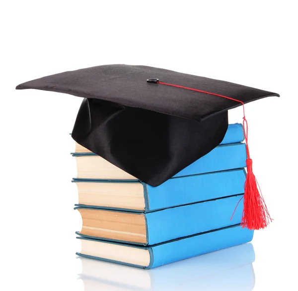 Sombrero de graduación con libros aislados en blanco — Foto de Stock