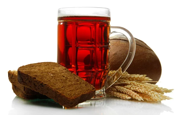 Tankard of kvass and rye breads with ears, isolated on white — Stock Photo, Image