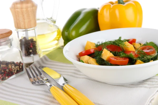 Leichter Salat im Teller auf Holztisch — Stockfoto