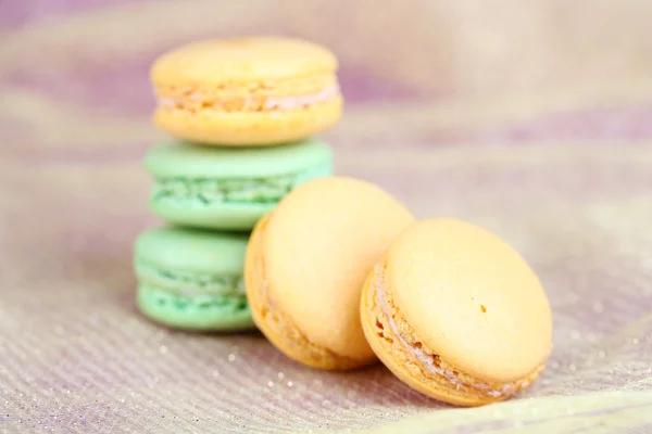 Kumaş zemin üzerine macaroons — Stok fotoğraf