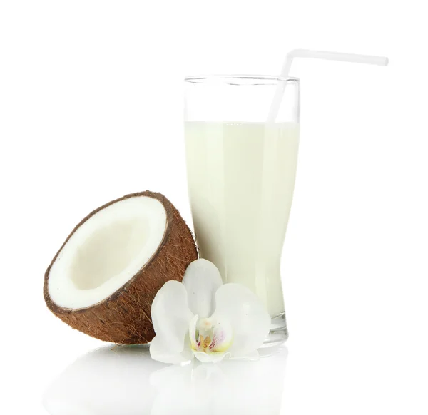 Kokosnöt med glas mjölk, isolerad på vit — Stockfoto