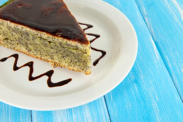 Delicious poppy seed cake on table close-up — Stock Photo, Image