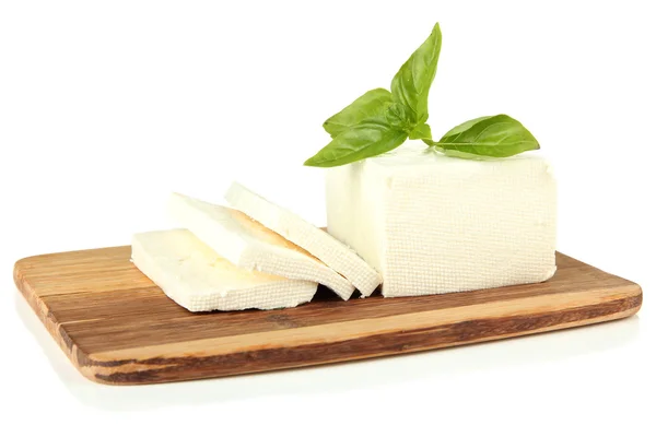 Brânză din lapte de oaie cu busuioc pe placa de tăiere, izolată pe alb — Fotografie, imagine de stoc