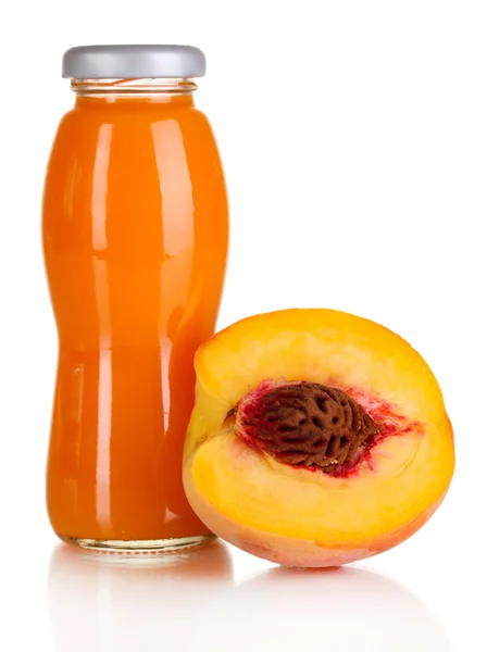 Köstlicher Pfirsichsaft in Glasflasche und daneben Pfirsich isoliert auf weißem — Stockfoto
