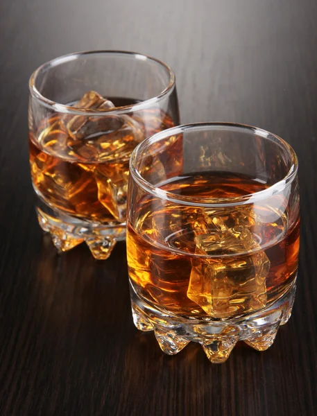Copas de brandy con hielo sobre fondo de madera —  Fotos de Stock