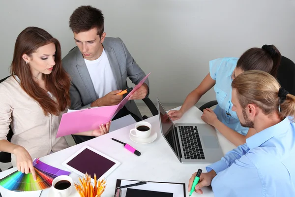 Zakelijke team dat werkt op hun project samen op kantoor — Stockfoto