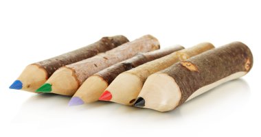 renkli ahşap kalemler üzerinde beyaz izole