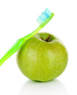 beyaz izole bir diş fırçası ile elma