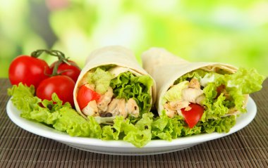 kebap - ızgara et ve sebze, aydınlık arka plan bambu hasır üzerinde