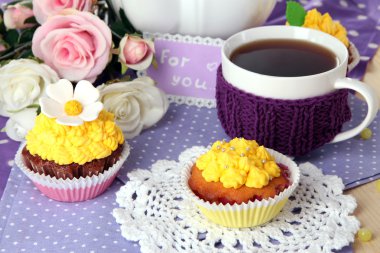 Yemek Masası yakın çekim üzerinde güzel lezzetli kekler