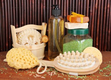 temizleyici, fırça ve kozmetikler için duş bambu zemin üzerine ahşap tablo