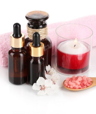 Spa kompozisyon üzerinde beyaz izole aroma yağları ile