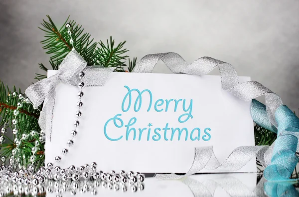 Postal de Navidad y decoración sobre fondo gris — Foto de Stock
