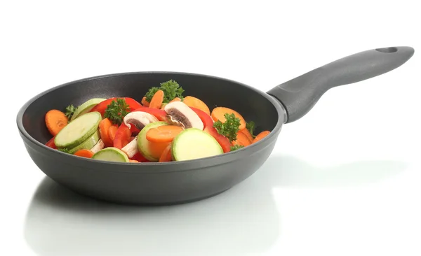 Poêle à frire avec légumes sur blanc — Photo