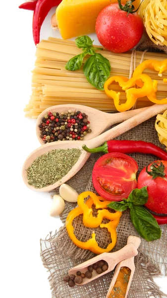 Паста-спагетти, овощи и специи, изолированные на белом — стоковое фото