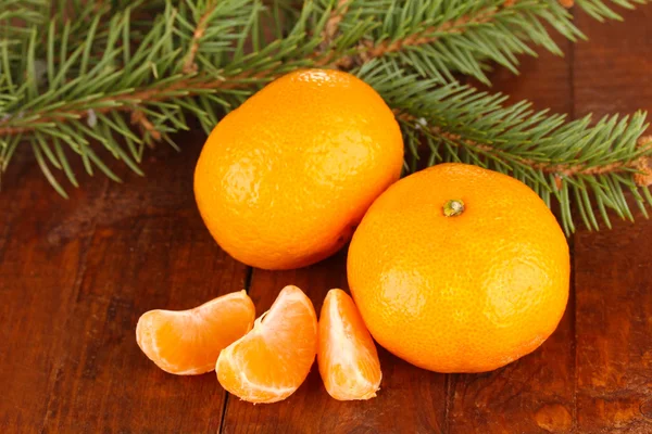 Sabrosas mandarinas sobre fondo de madera —  Fotos de Stock